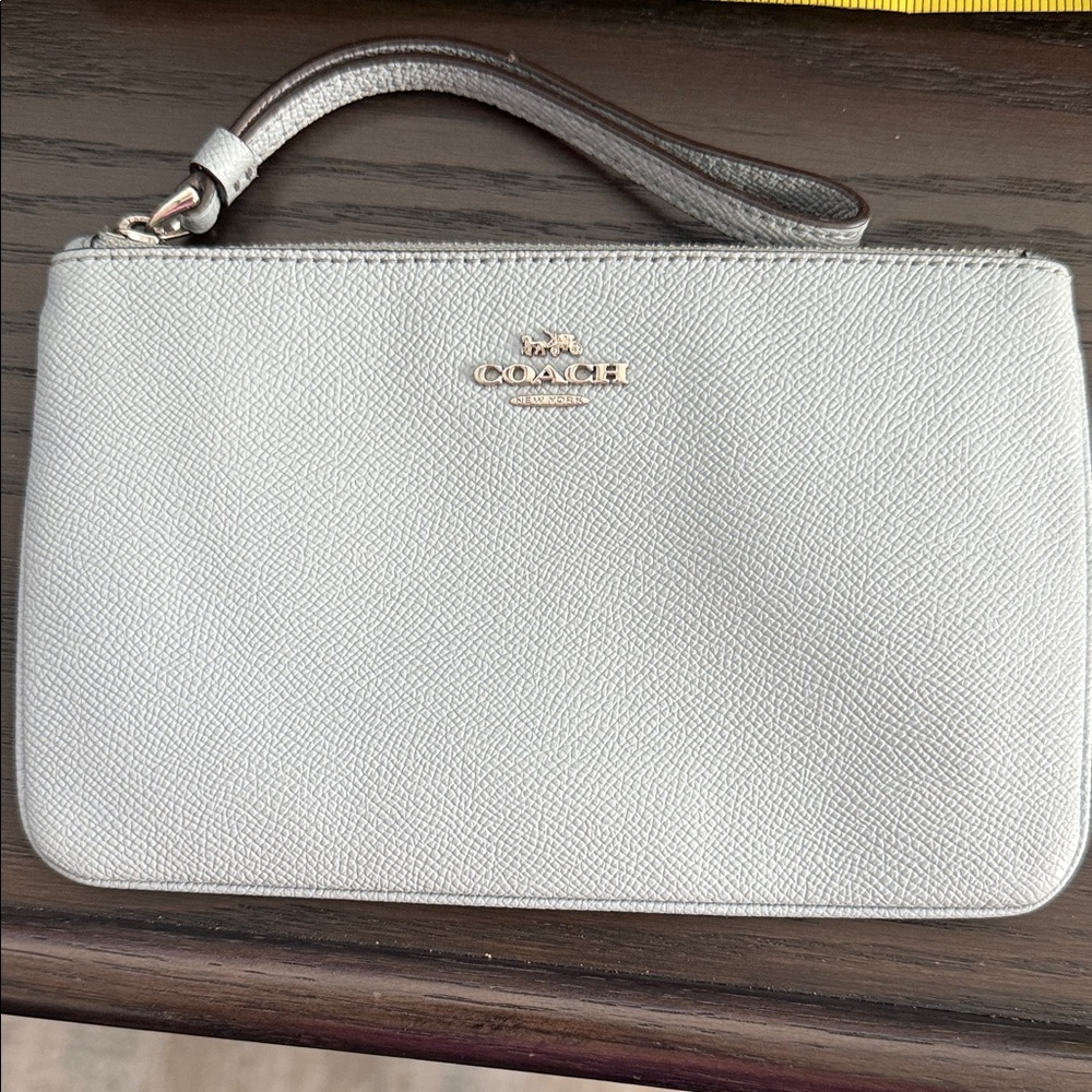 COACH LARGE CORNER ZIP WRISTLET
